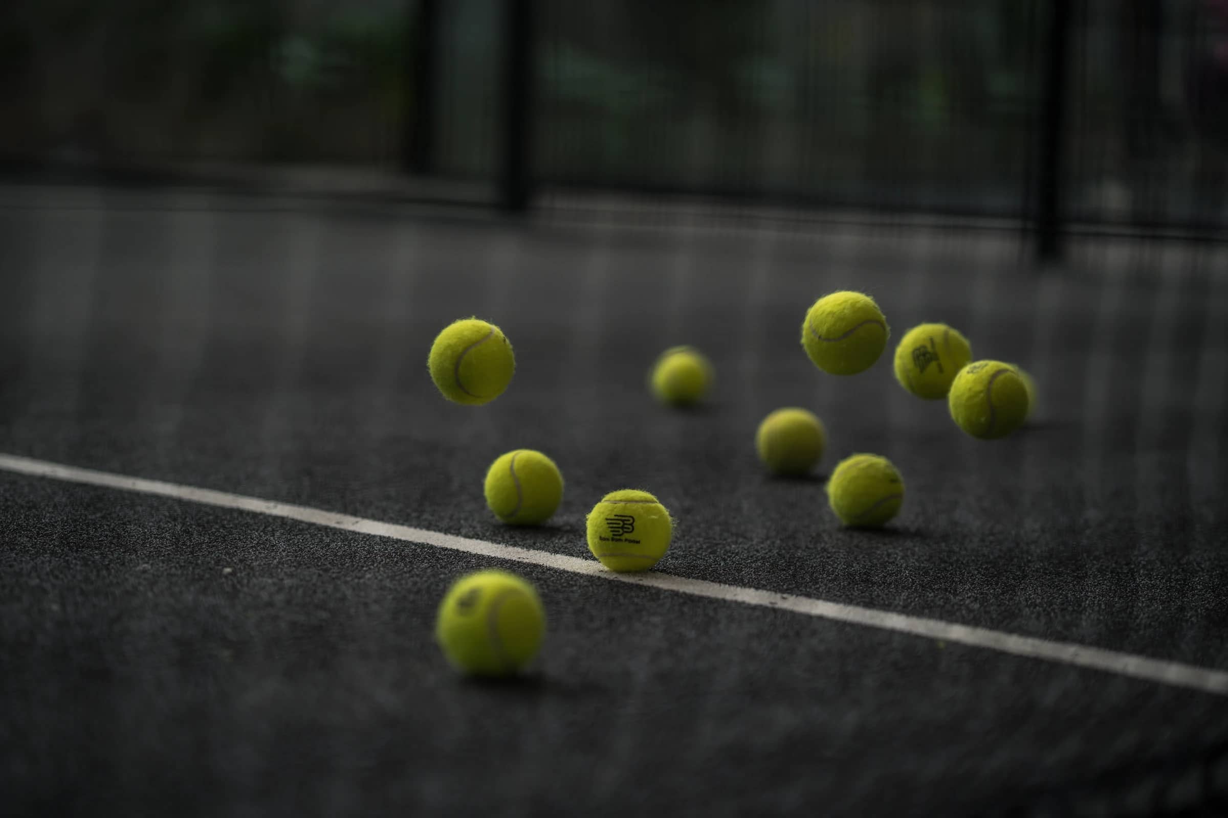 Bola bermerek Bam Bam Padel memantul di atas lapangan